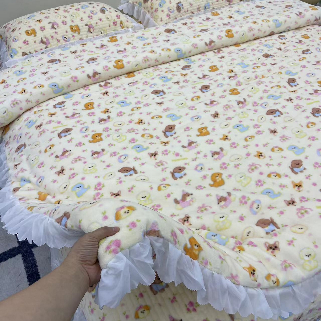 91家纺网 家纺一手货源 找家纺 禧瑞谷 2025新款冬季牛奶绒双层蕾丝花边床盖三件套床盖四件套 奶油小狗