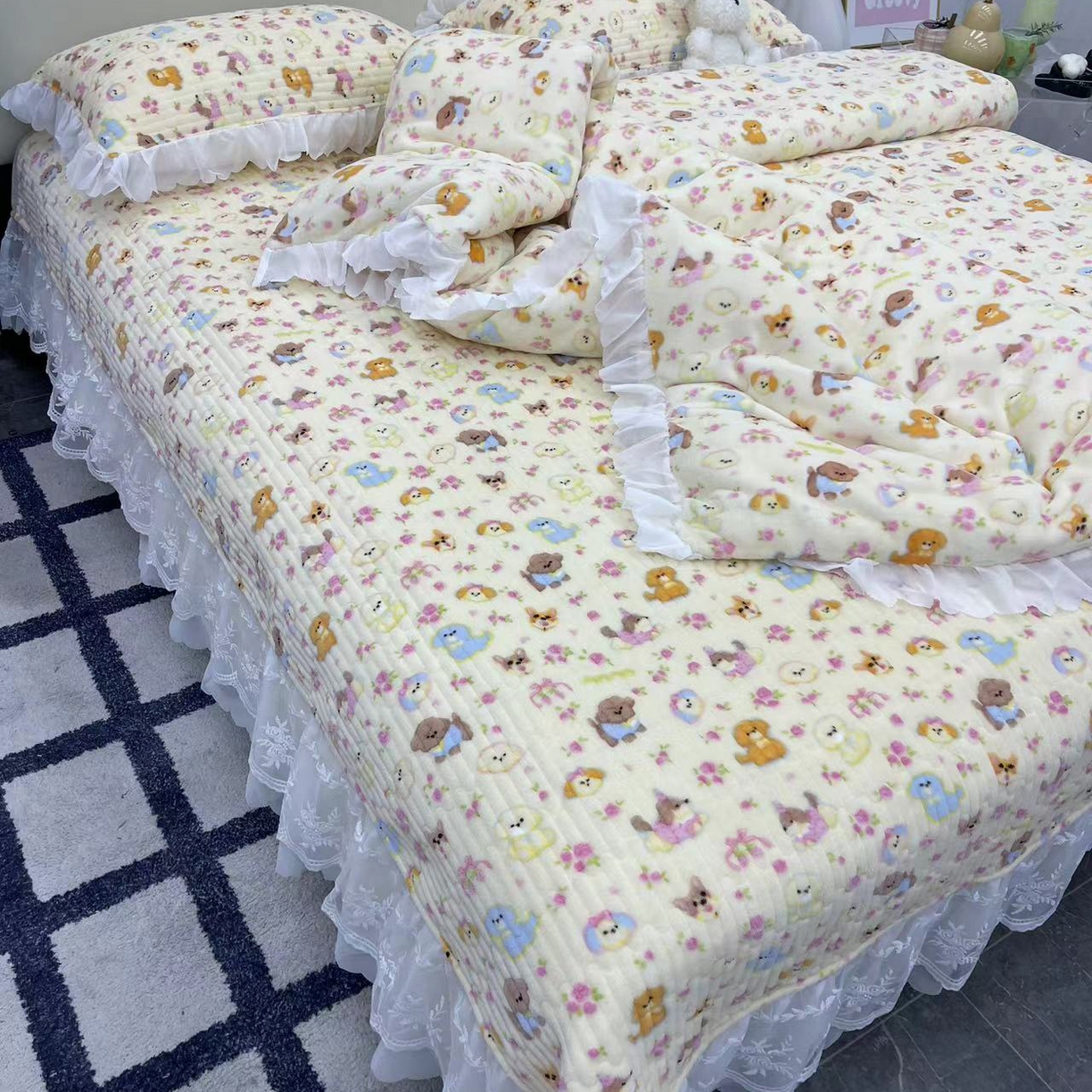 91家纺网 家纺一手货源 找家纺 禧瑞谷 2025新款冬季牛奶绒双层蕾丝花边床盖三件套床盖四件套 奶油小狗