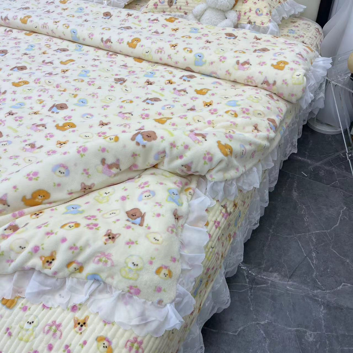 91家纺网 家纺一手货源 找家纺 禧瑞谷 2025新款冬季牛奶绒双层蕾丝花边床盖三件套床盖四件套 奶油小狗