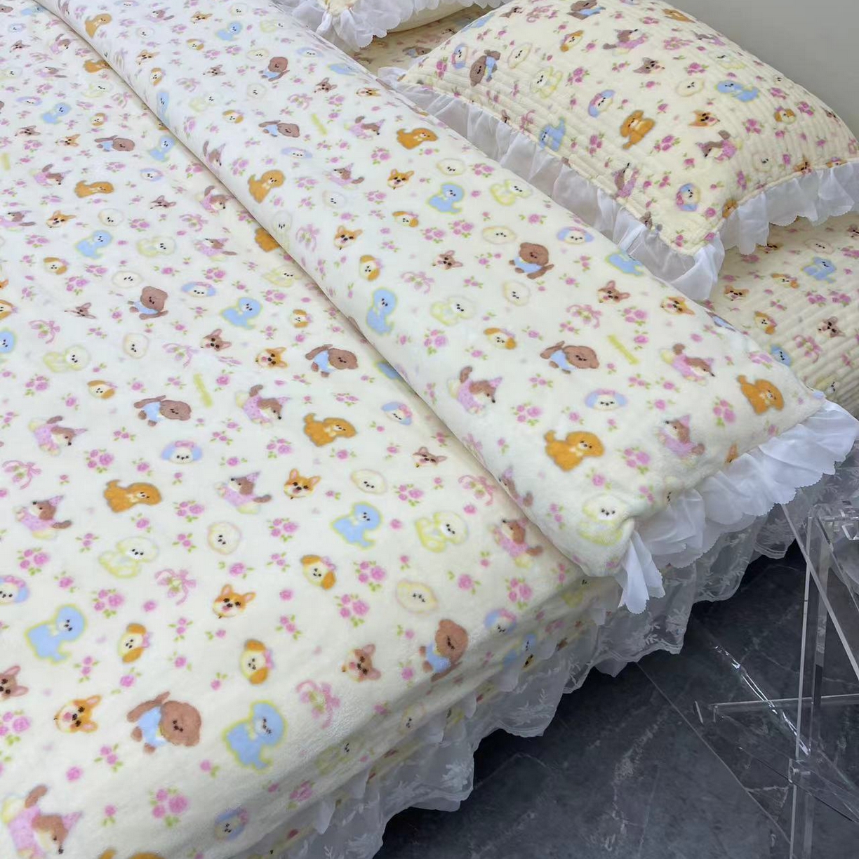 91家纺网 家纺一手货源 找家纺 禧瑞谷 2025新款冬季牛奶绒双层蕾丝花边床盖三件套床盖四件套 奶油小狗