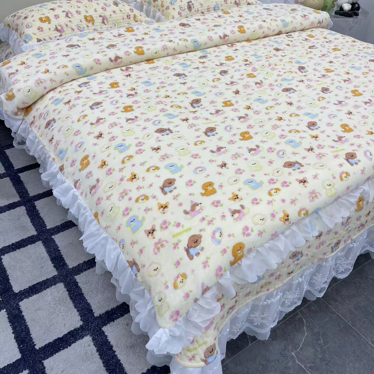 91家纺网 家纺一手货源 找家纺 禧瑞谷 2025新款冬季牛奶绒双层蕾丝花边床盖三件套床盖四件套 奶油小狗