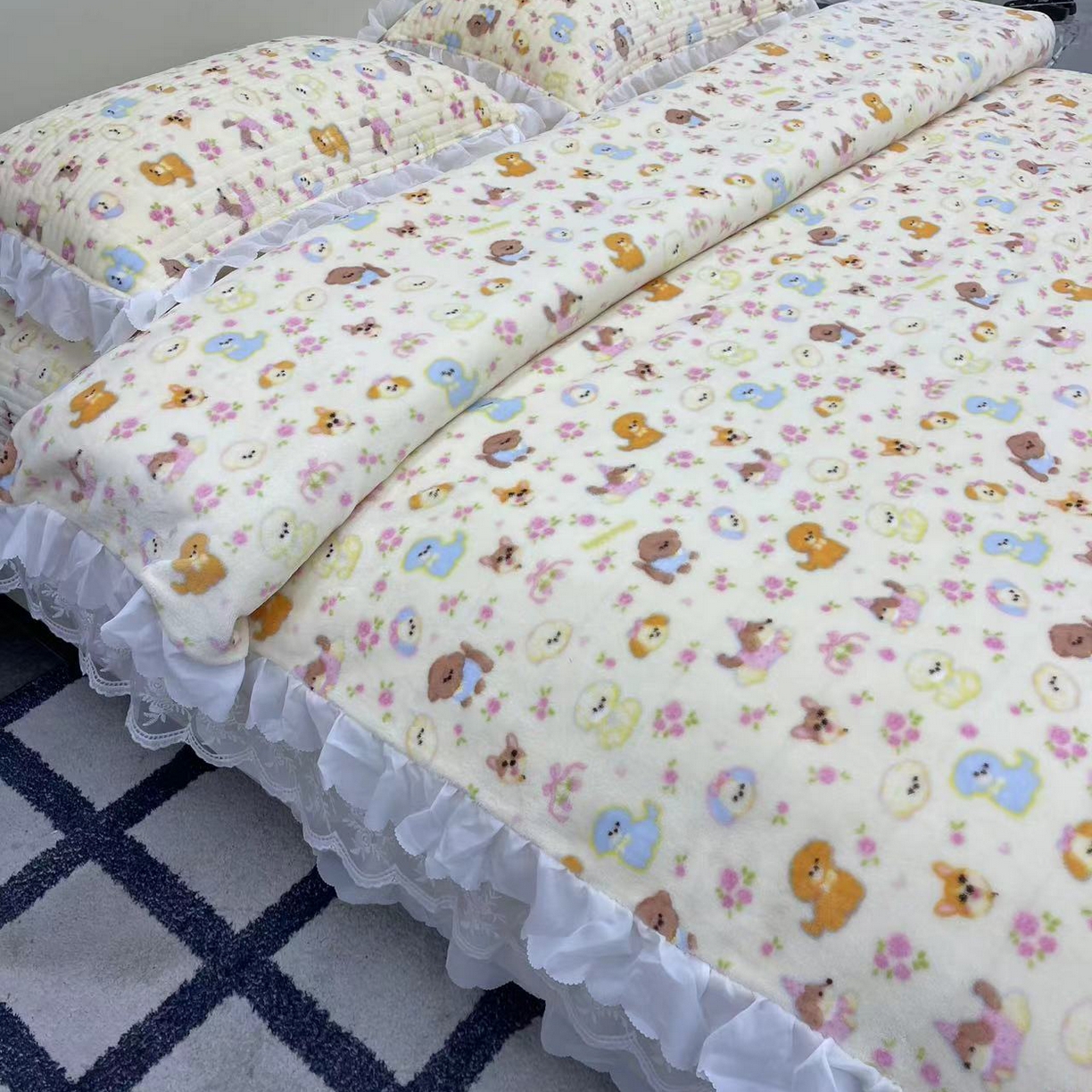 91家纺网 家纺一手货源 找家纺 禧瑞谷 2025新款冬季牛奶绒双层蕾丝花边床盖三件套床盖四件套 奶油小狗