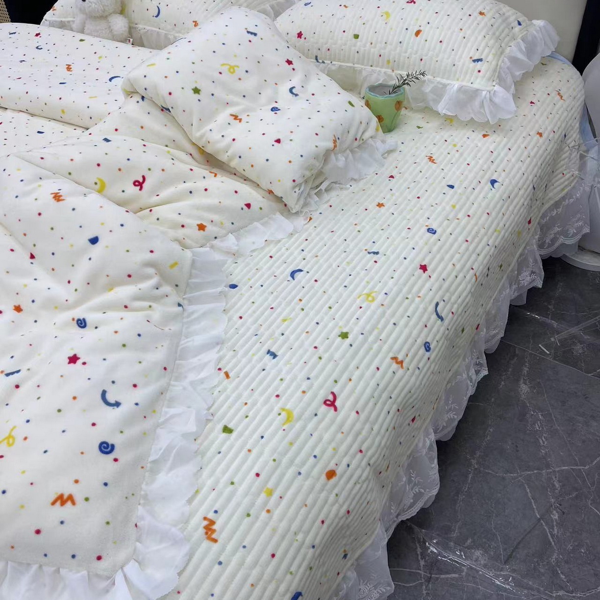 91家纺网 家纺一手货源 找家纺 禧瑞谷 2025新款冬季牛奶绒双层蕾丝花边床盖三件套床盖四件套 星月小确幸