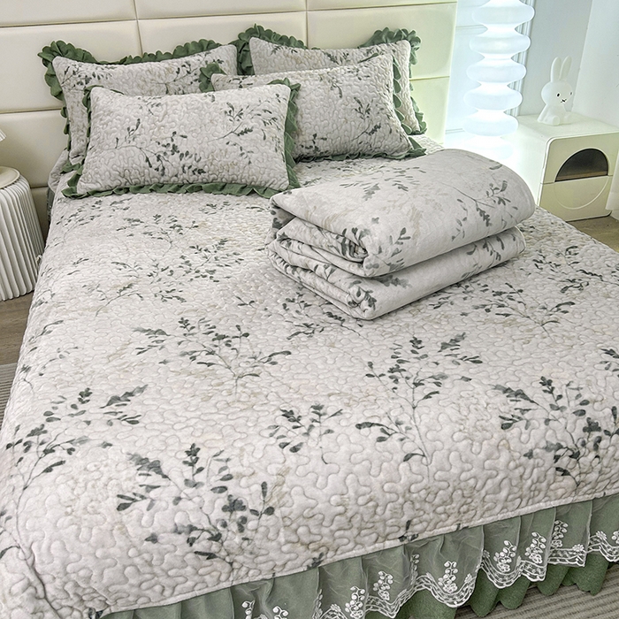 91家纺网 家纺一手货源 找家纺 梦柏家纺 2025新款牛奶绒夹棉床盖四件套 绿荫