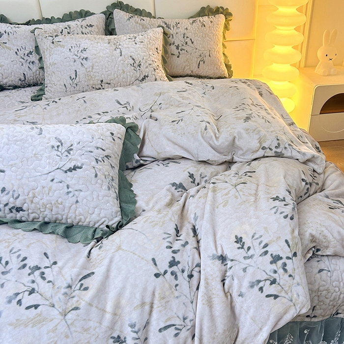 91家纺网 家纺一手货源 找家纺 梦柏家纺 2025新款牛奶绒夹棉床盖四件套 绿荫