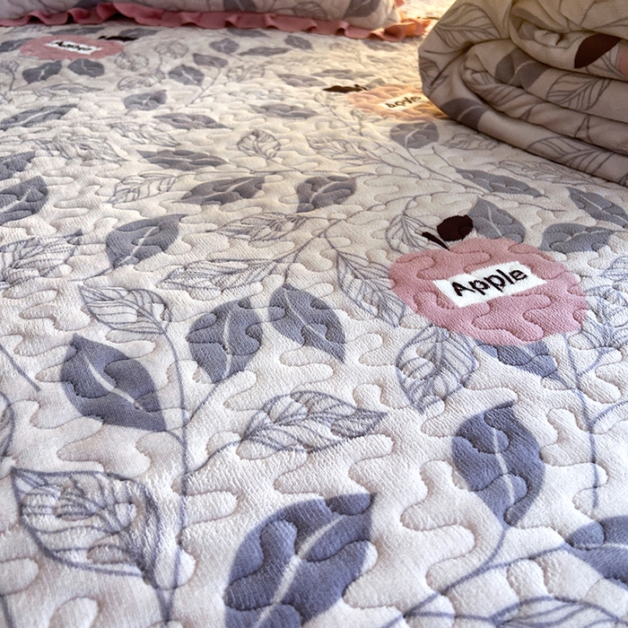 91家纺网 家纺一手货源 找家纺 梦柏家纺 2025新款牛奶绒夹棉床盖四件套 伦伯特