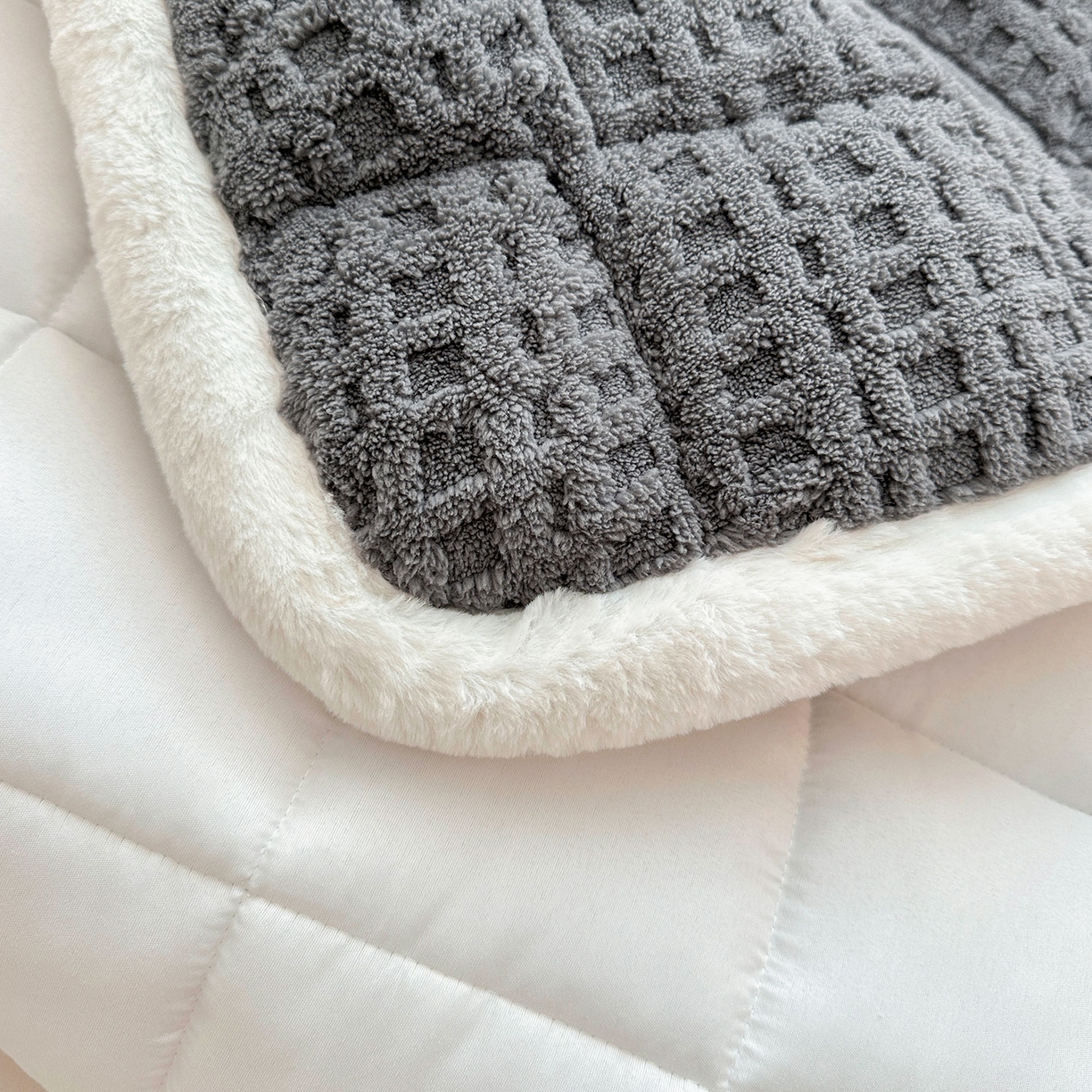 91家纺网 家纺一手货源 找家纺 喜居 2025新款A类华夫格舒棉绒床垫学生床垫床褥子 暖灰