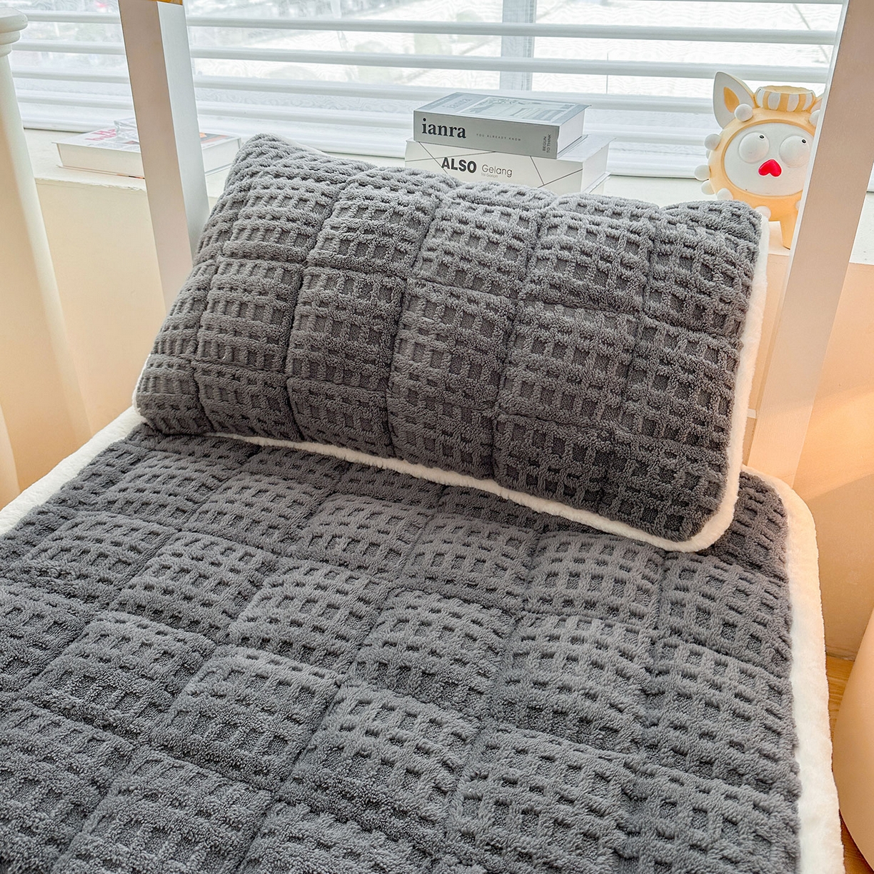 91家纺网 家纺一手货源 找家纺 喜居 2025新款A类华夫格舒棉绒床垫学生床垫床褥子 暖灰