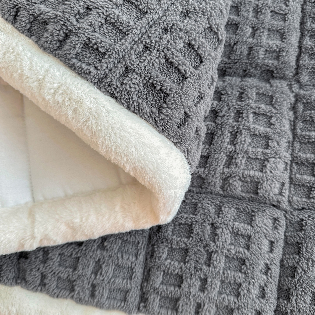 91家纺网 家纺一手货源 找家纺 喜居 2025新款A类华夫格舒棉绒床垫学生床垫床褥子 暖灰