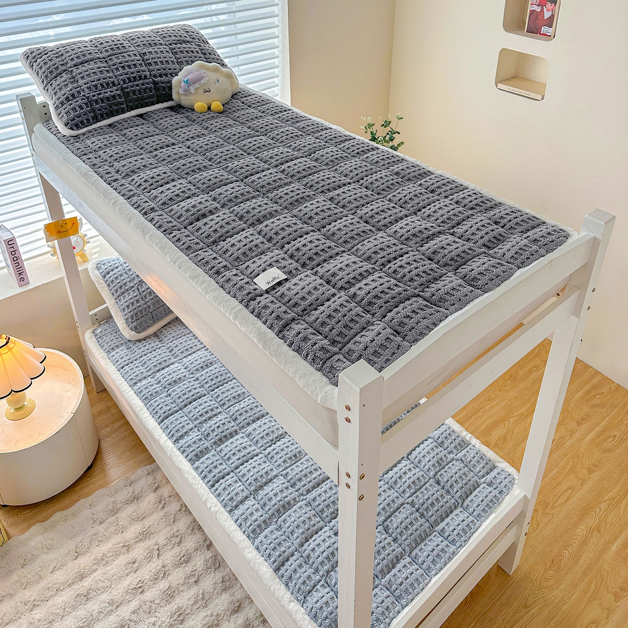 91家纺网 家纺一手货源 找家纺 喜居 2025新款A类华夫格舒棉绒床垫学生床垫床褥子 暖灰