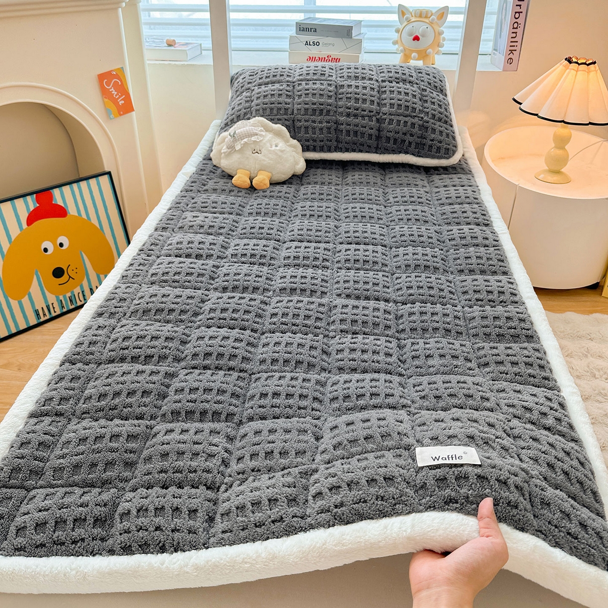 91家纺网 家纺一手货源 找家纺 喜居 2025新款A类华夫格舒棉绒床垫学生床垫床褥子 暖灰