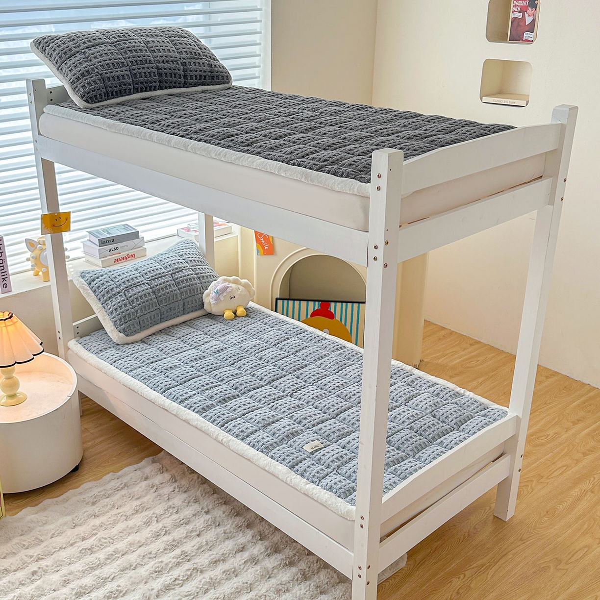 91家纺网 家纺一手货源 找家纺 喜居 2025新款A类华夫格舒棉绒床垫学生床垫床褥子 暖灰