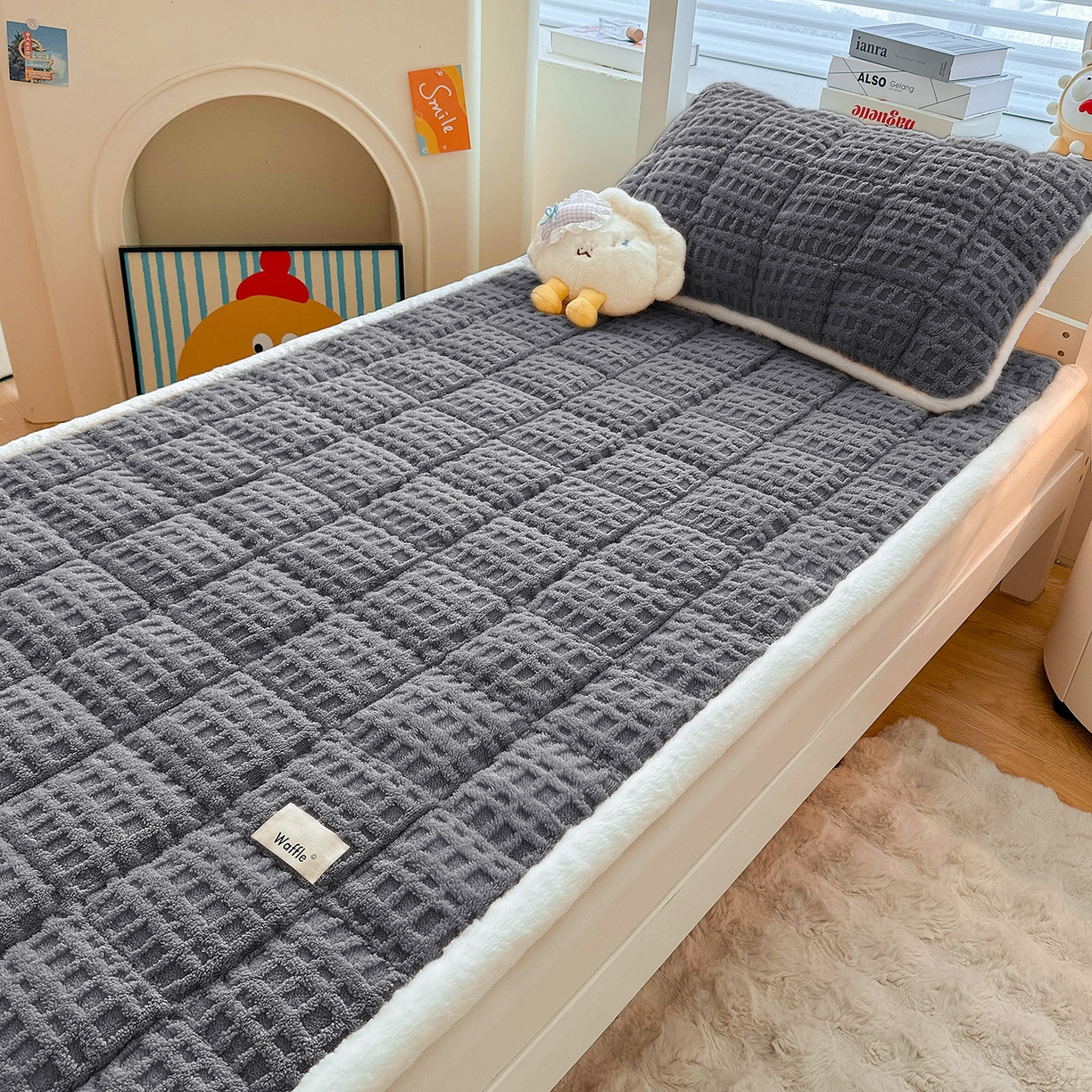 91家纺网 家纺一手货源 找家纺 喜居 2025新款A类华夫格舒棉绒床垫学生床垫床褥子 暖灰