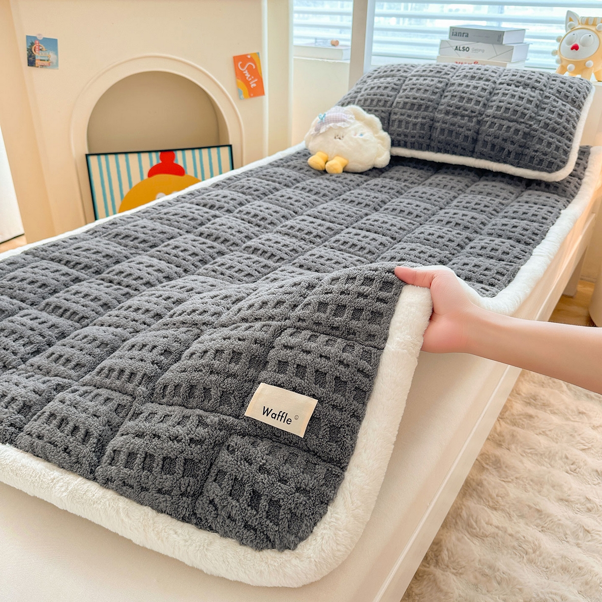 91家纺网 家纺一手货源 找家纺 喜居 2025新款A类华夫格舒棉绒床垫学生床垫床褥子 暖灰