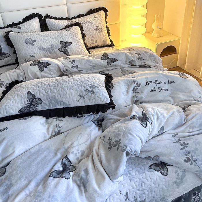 91家纺网 家纺一手货源 找家纺 梦柏家纺 2025新款牛奶绒夹棉床盖四件套 梦蝶