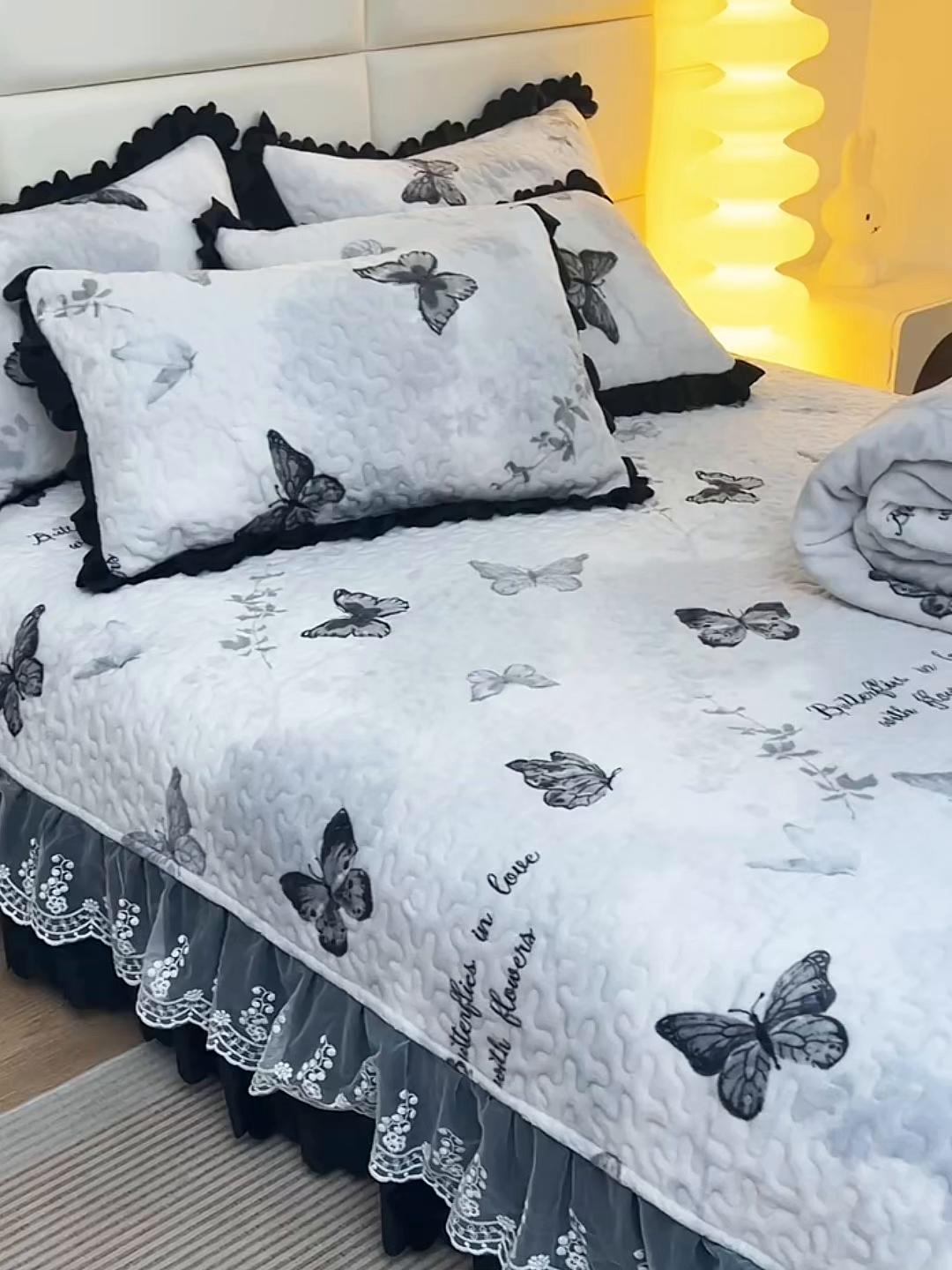 91家纺网 家纺一手货源 找家纺 梦柏家纺 2025新款牛奶绒夹棉床盖四件套 梦蝶