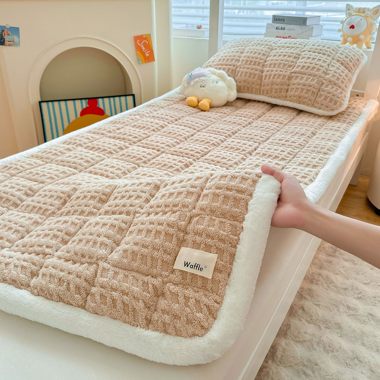 91家纺网 家纺一手货源 找家纺 喜居 2025新款A类华夫格舒棉绒床垫学生床垫床褥子 浅驼