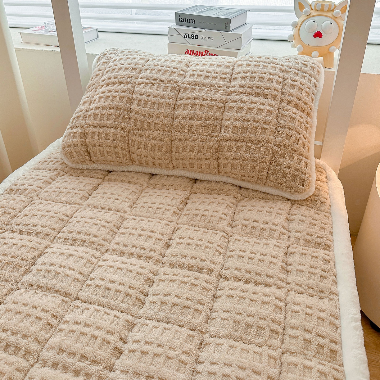 91家纺网 家纺一手货源 找家纺 喜居 2025新款A类华夫格舒棉绒床垫学生床垫床褥子 浅驼