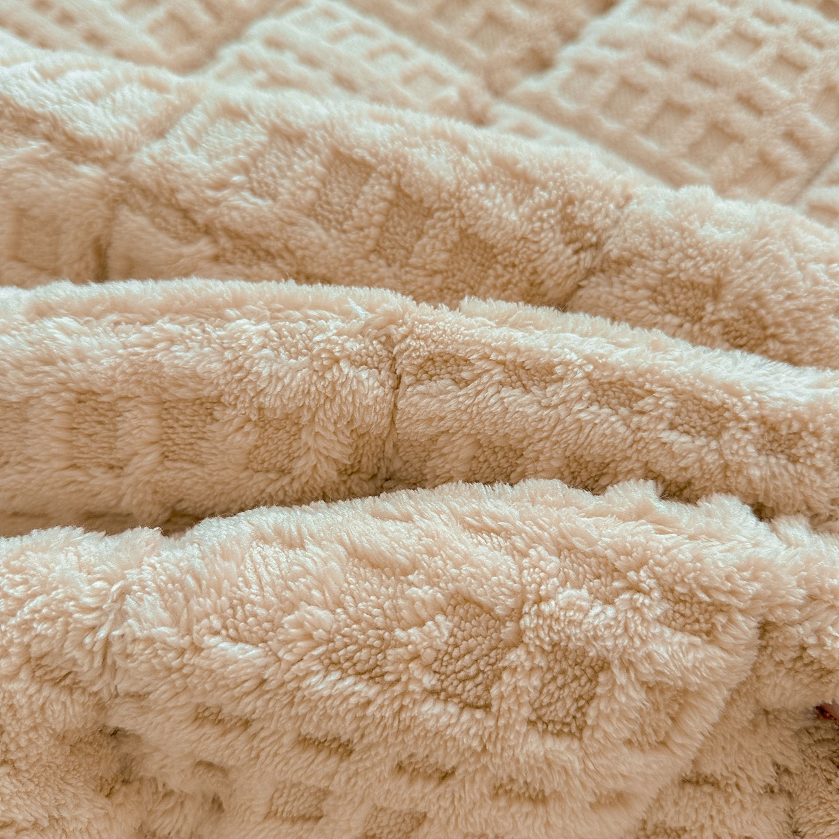 91家纺网 家纺一手货源 找家纺 喜居 2025新款A类华夫格舒棉绒床垫学生床垫床褥子 浅驼