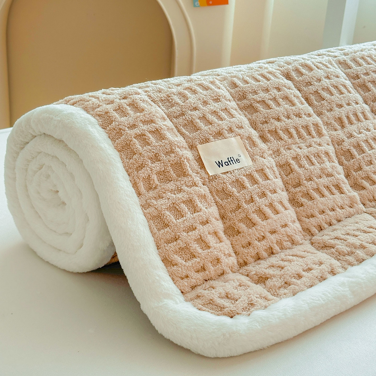 91家纺网 家纺一手货源 找家纺 喜居 2025新款A类华夫格舒棉绒床垫学生床垫床褥子 浅驼