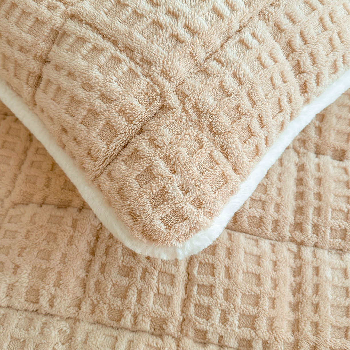 91家纺网 家纺一手货源 找家纺 喜居 2025新款A类华夫格舒棉绒床垫学生床垫床褥子 浅驼