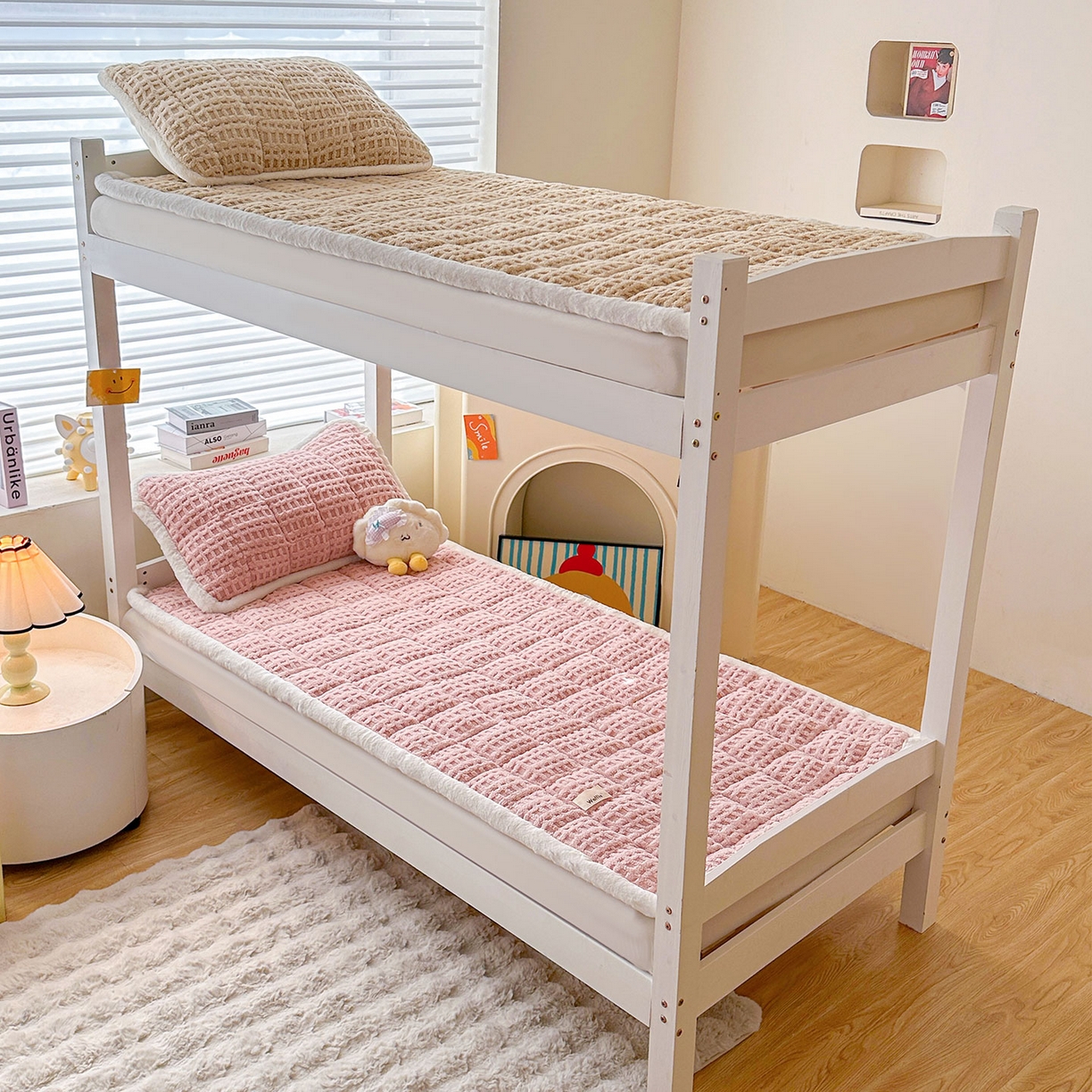 91家纺网 家纺一手货源 找家纺 喜居 2025新款A类华夫格舒棉绒床垫学生床垫床褥子 浅驼