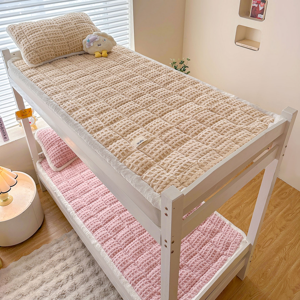 91家纺网 家纺一手货源 找家纺 喜居 2025新款A类华夫格舒棉绒床垫学生床垫床褥子 浅驼