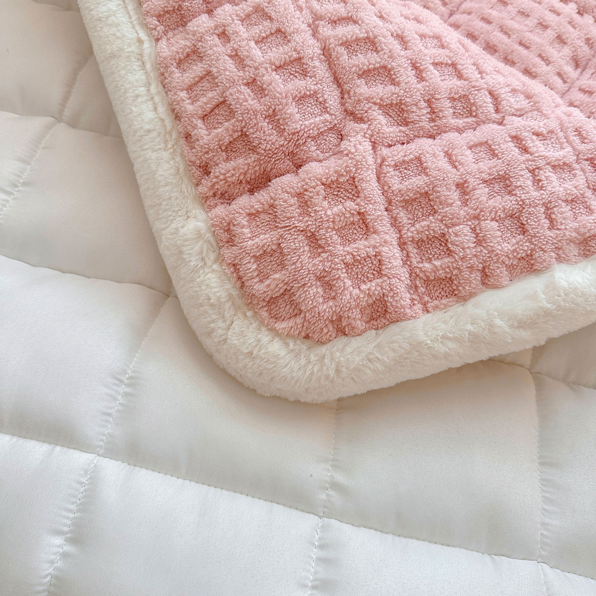 91家纺网 家纺一手货源 找家纺 喜居 2025新款A类华夫格舒棉绒床垫学生床垫床褥子 柔粉