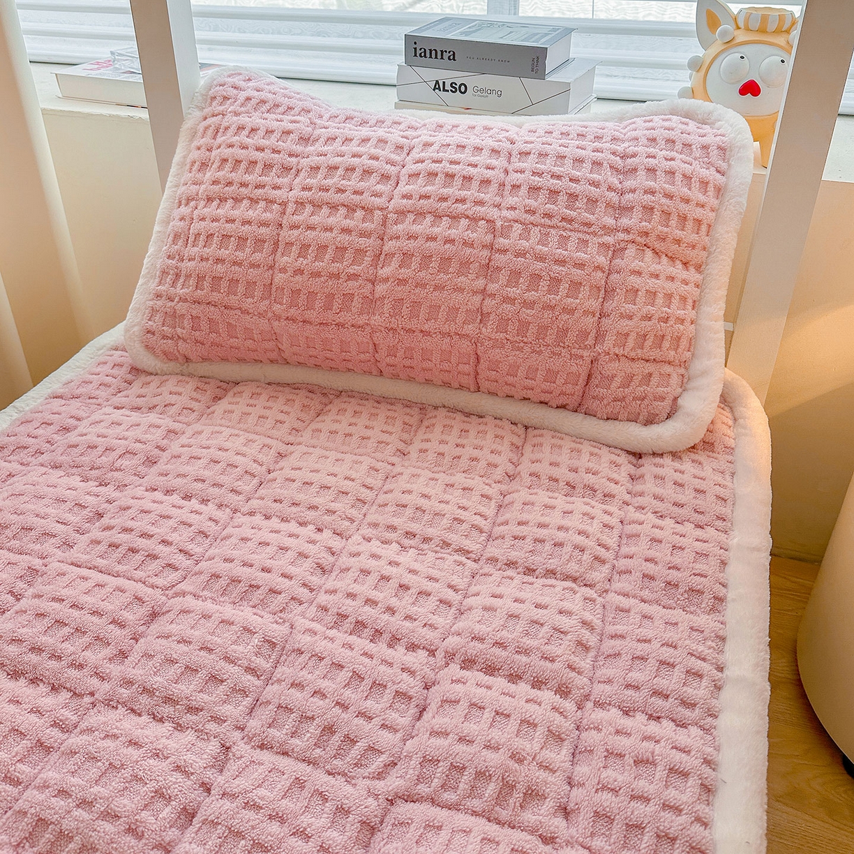 91家纺网 家纺一手货源 找家纺 喜居 2025新款A类华夫格舒棉绒床垫学生床垫床褥子 柔粉