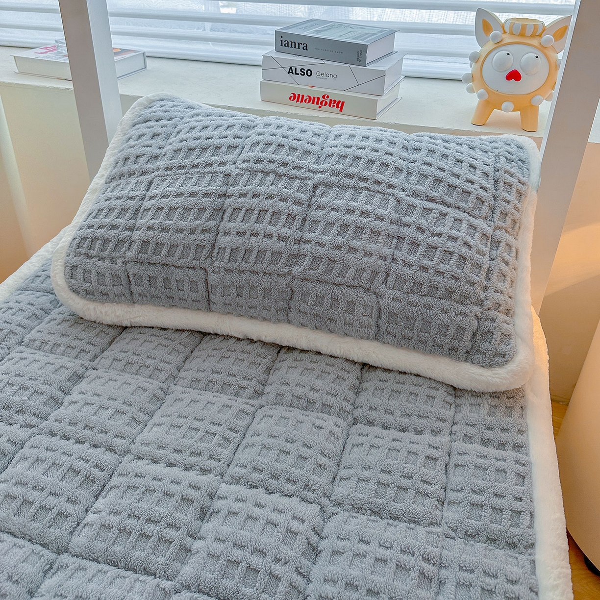 91家纺网 家纺一手货源 找家纺 喜居 2025新款A类华夫格舒棉绒床垫学生床垫床褥子 雅灰