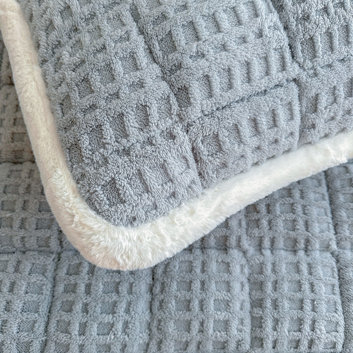 91家纺网 家纺一手货源 找家纺 喜居 2025新款A类华夫格舒棉绒床垫学生床垫床褥子 雅灰