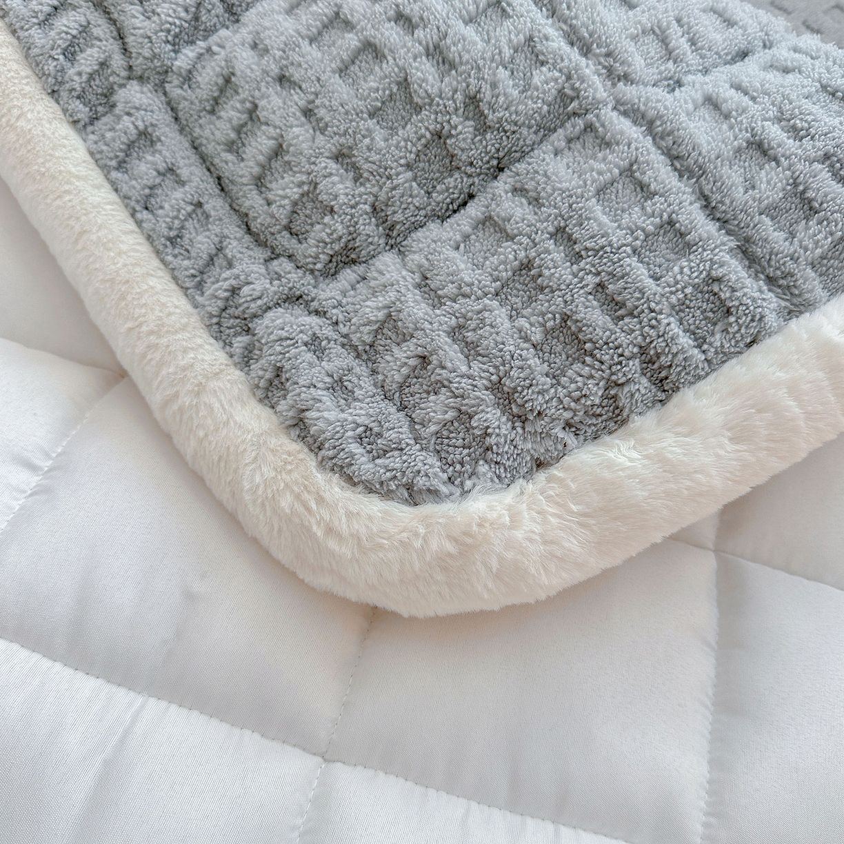 91家纺网 家纺一手货源 找家纺 喜居 2025新款A类华夫格舒棉绒床垫学生床垫床褥子 雅灰