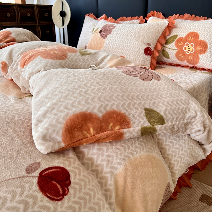 91家纺网 家纺一手货源 找家纺 梦柏家纺 2025新款牛奶绒夹棉床盖四件套 秋意暖花