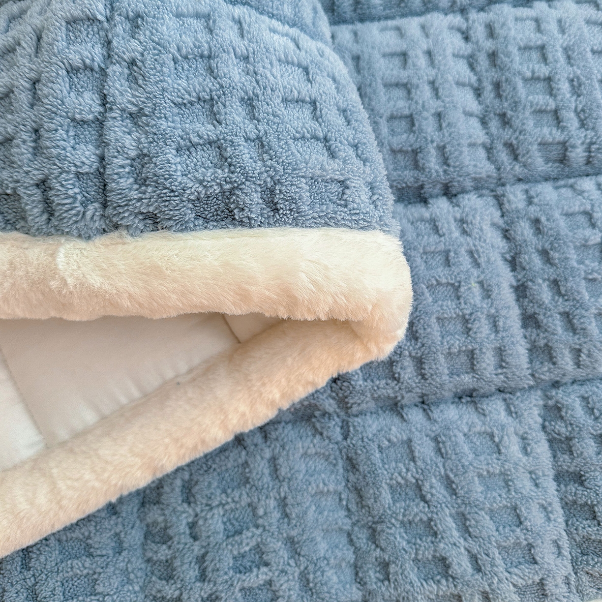 91家纺网 家纺一手货源 找家纺 喜居 2025新款A类华夫格舒棉绒床垫学生床垫床褥子 云蓝