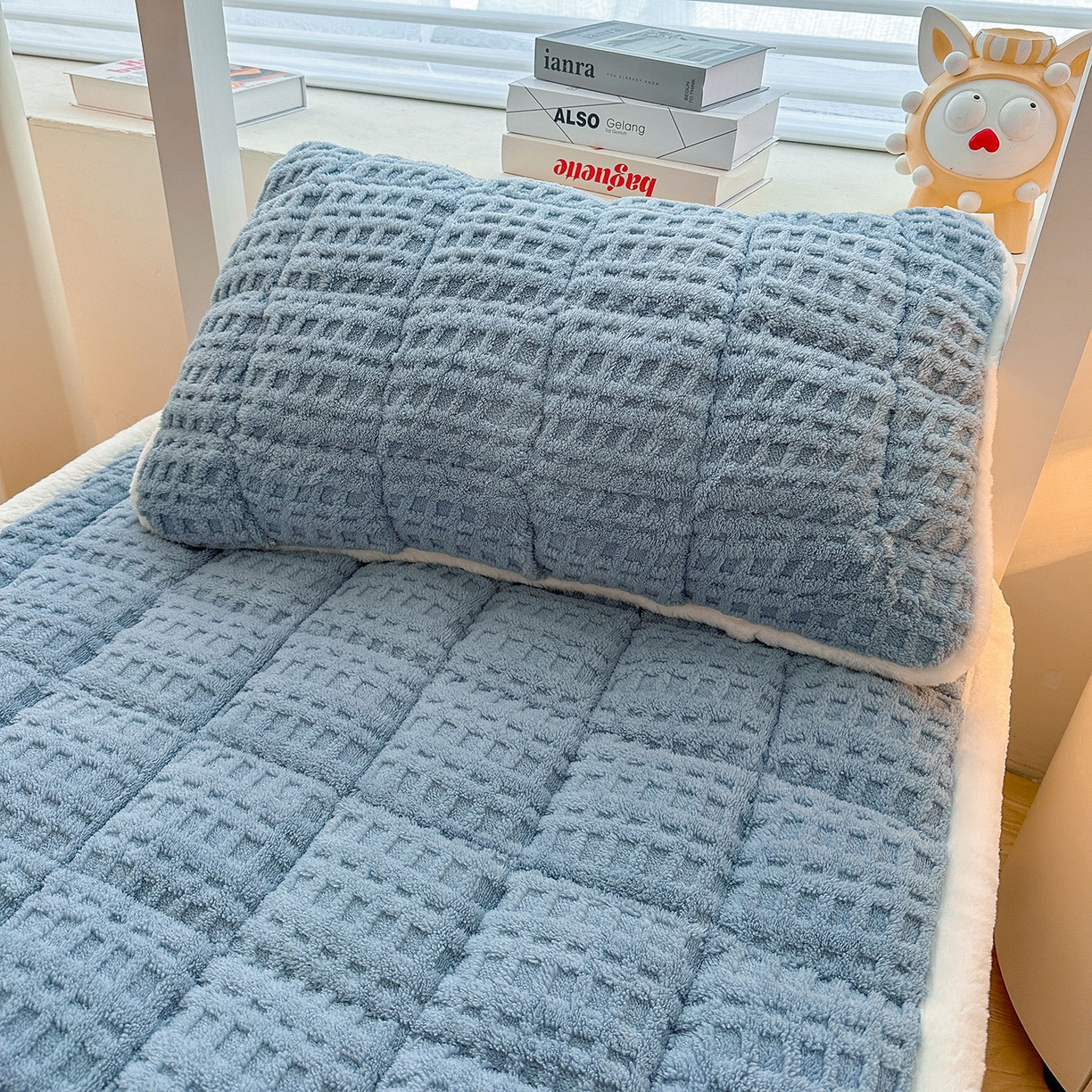 91家纺网 家纺一手货源 找家纺 喜居 2025新款A类华夫格舒棉绒床垫学生床垫床褥子 云蓝