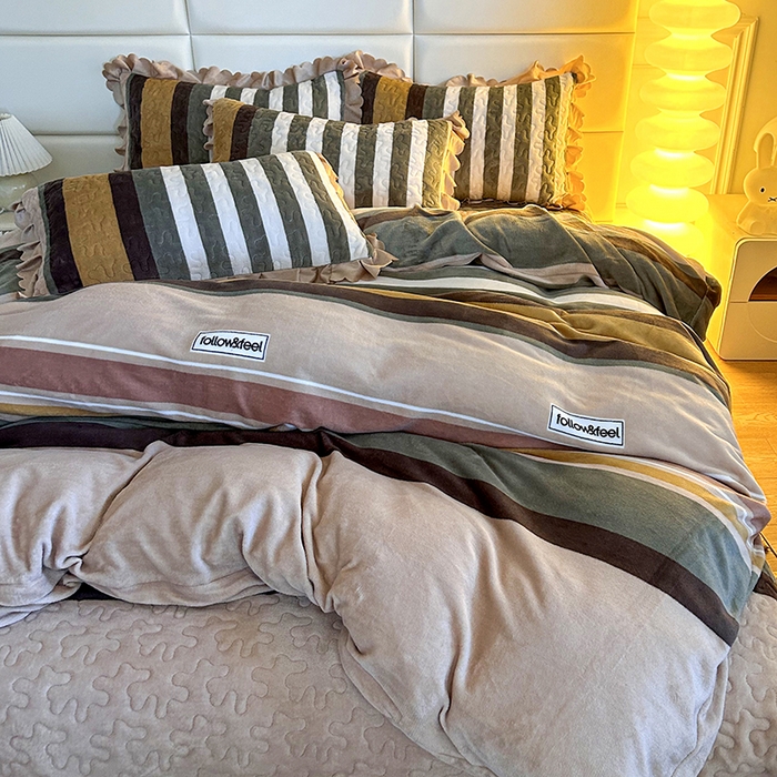 91家纺网 家纺一手货源 找家纺 梦柏家纺 2025新款牛奶绒夹棉床盖四件套 霞光