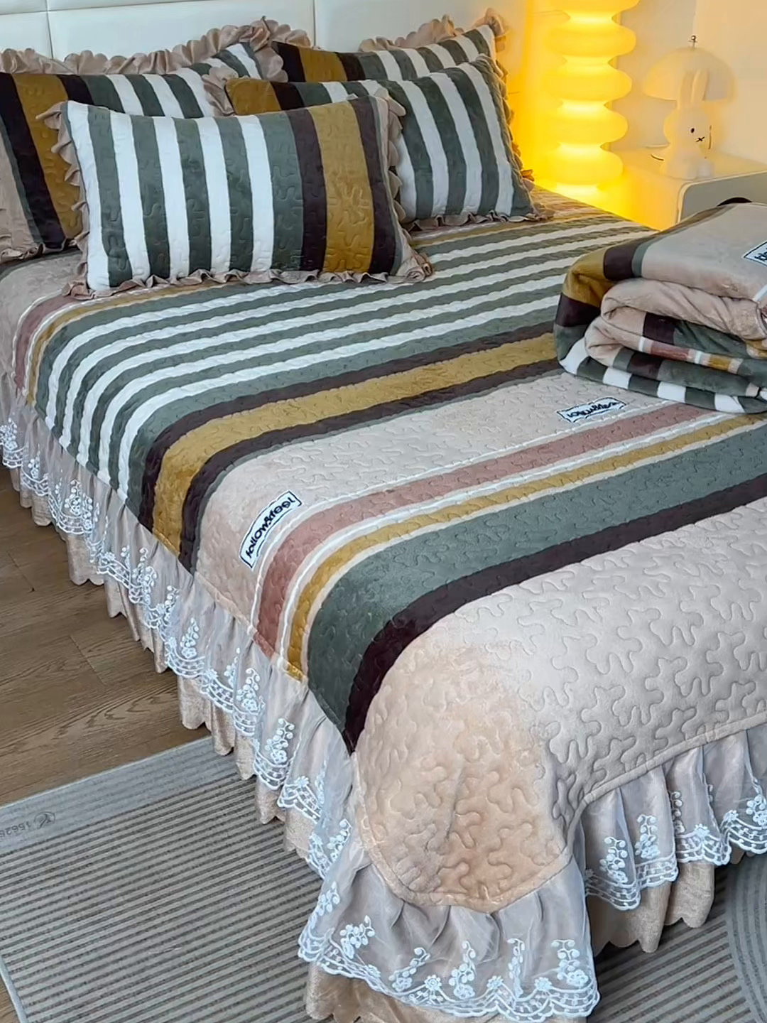 91家纺网 家纺一手货源 找家纺 梦柏家纺 2025新款牛奶绒夹棉床盖四件套 霞光