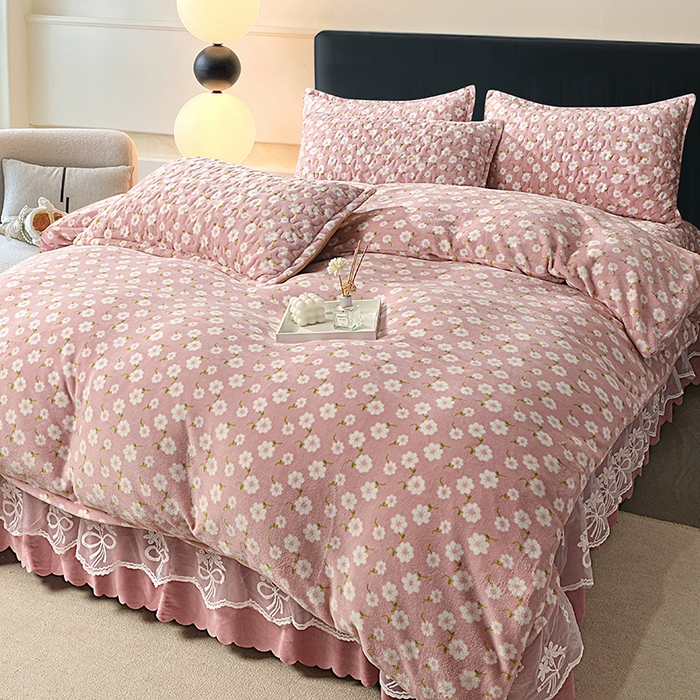 91家纺网 家纺一手货源 找家纺 梦柏家纺 2025新款牛奶绒夹棉床盖四件套 小碎花