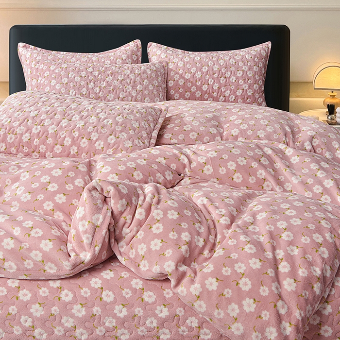 91家纺网 家纺一手货源 找家纺 梦柏家纺 2025新款牛奶绒夹棉床盖四件套 小碎花