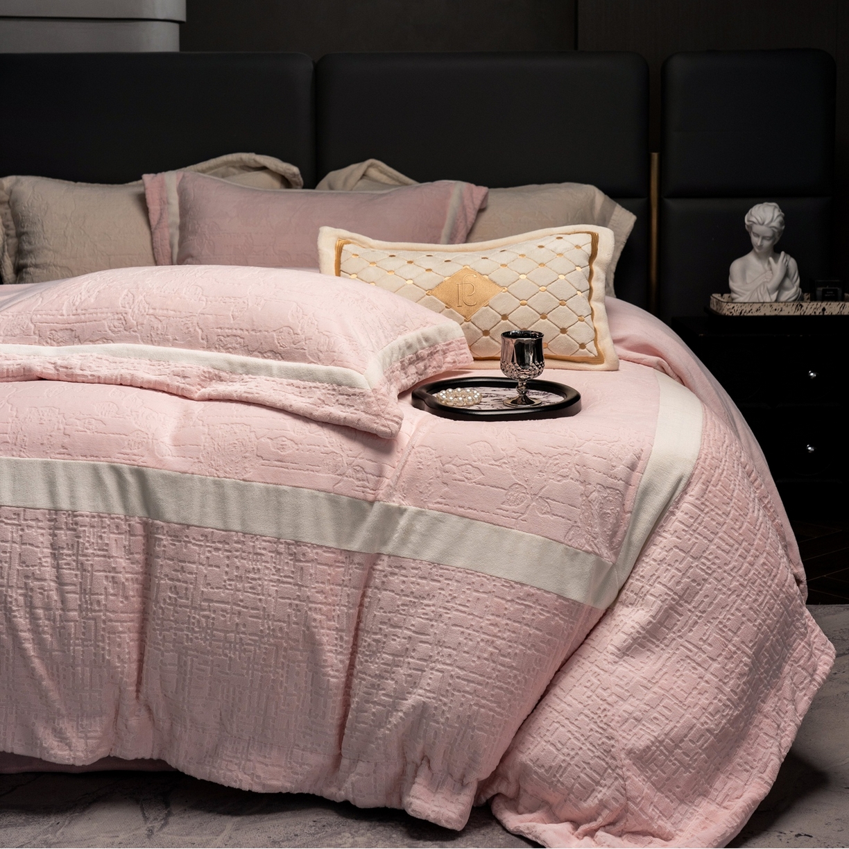 91家纺网 家纺一手货源 找家纺 （总）瑞雪家居 2025新款全消光雕花牛奶绒四件套-夕雾玫瑰