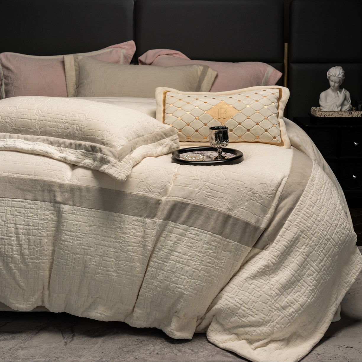 91家纺网 家纺一手货源 找家纺 （总）瑞雪家居 2025新款全消光雕花牛奶绒四件套-夕雾玫瑰