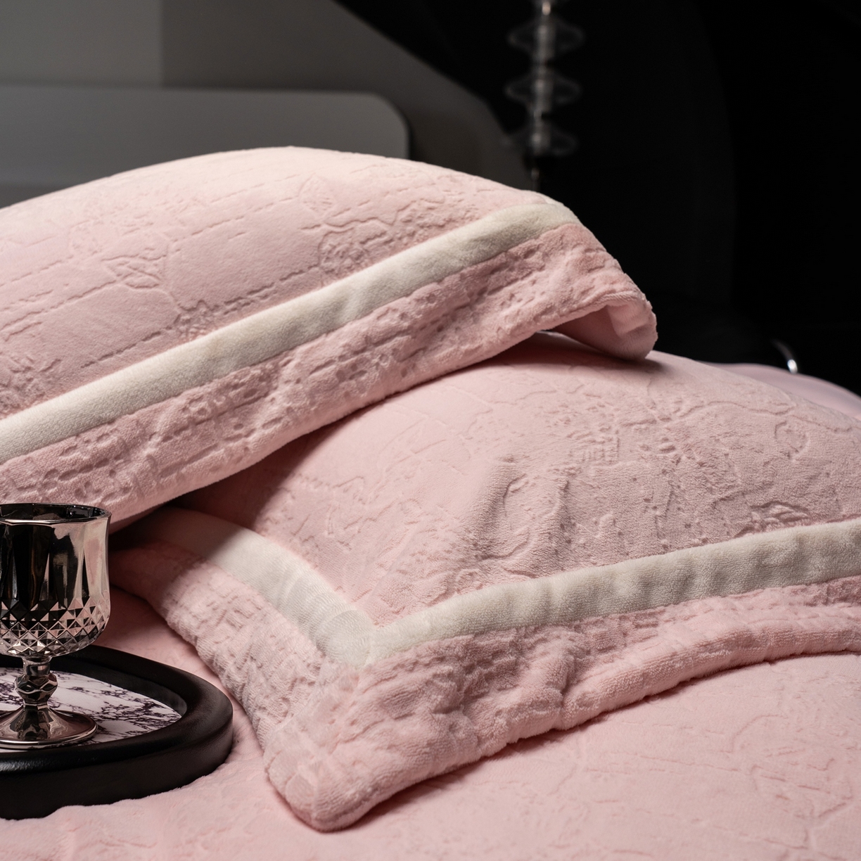 91家纺网 家纺一手货源 找家纺 （总）瑞雪家居 2025新款全消光雕花牛奶绒四件套-夕雾玫瑰