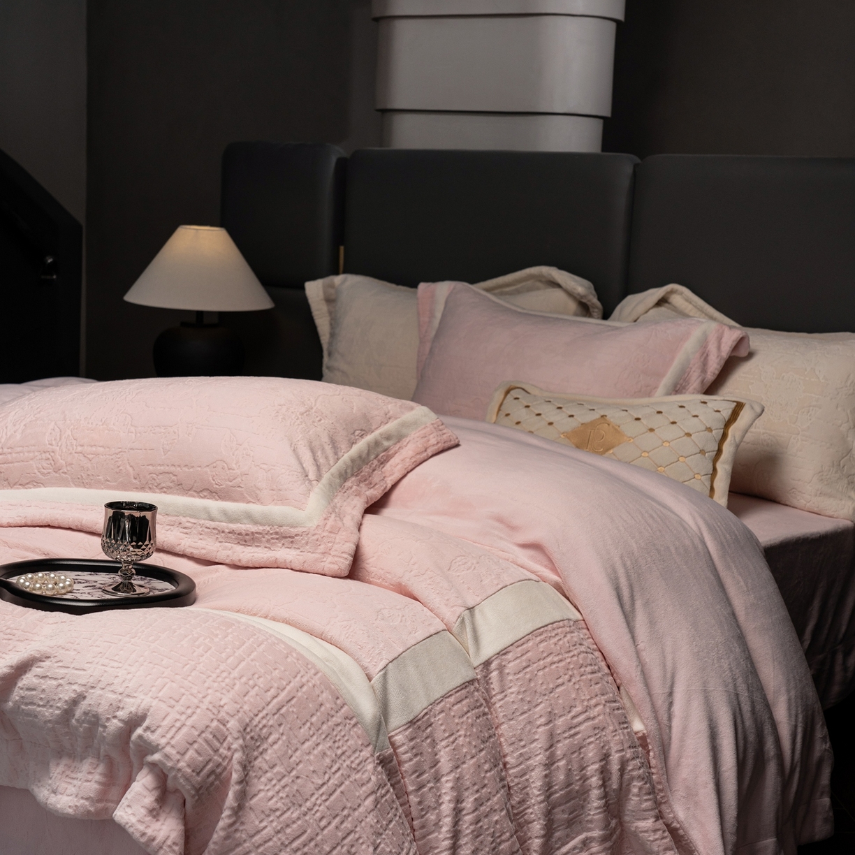 91家纺网 家纺一手货源 找家纺 （总）瑞雪家居 2025新款全消光雕花牛奶绒四件套-夕雾玫瑰