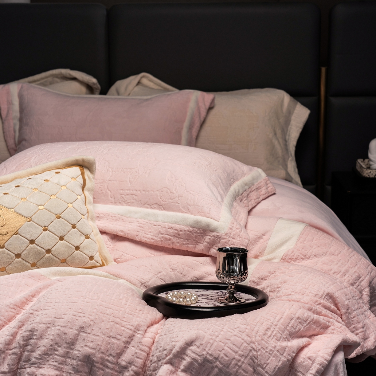 91家纺网 家纺一手货源 找家纺 （总）瑞雪家居 2025新款全消光雕花牛奶绒四件套-夕雾玫瑰