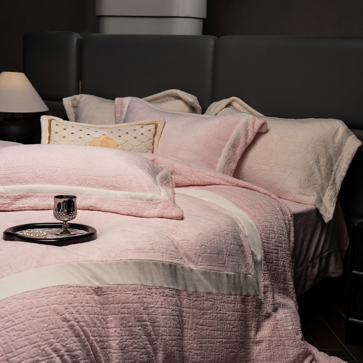 91家纺网 家纺一手货源 找家纺 （总）瑞雪家居 2025新款全消光雕花牛奶绒四件套-夕雾玫瑰