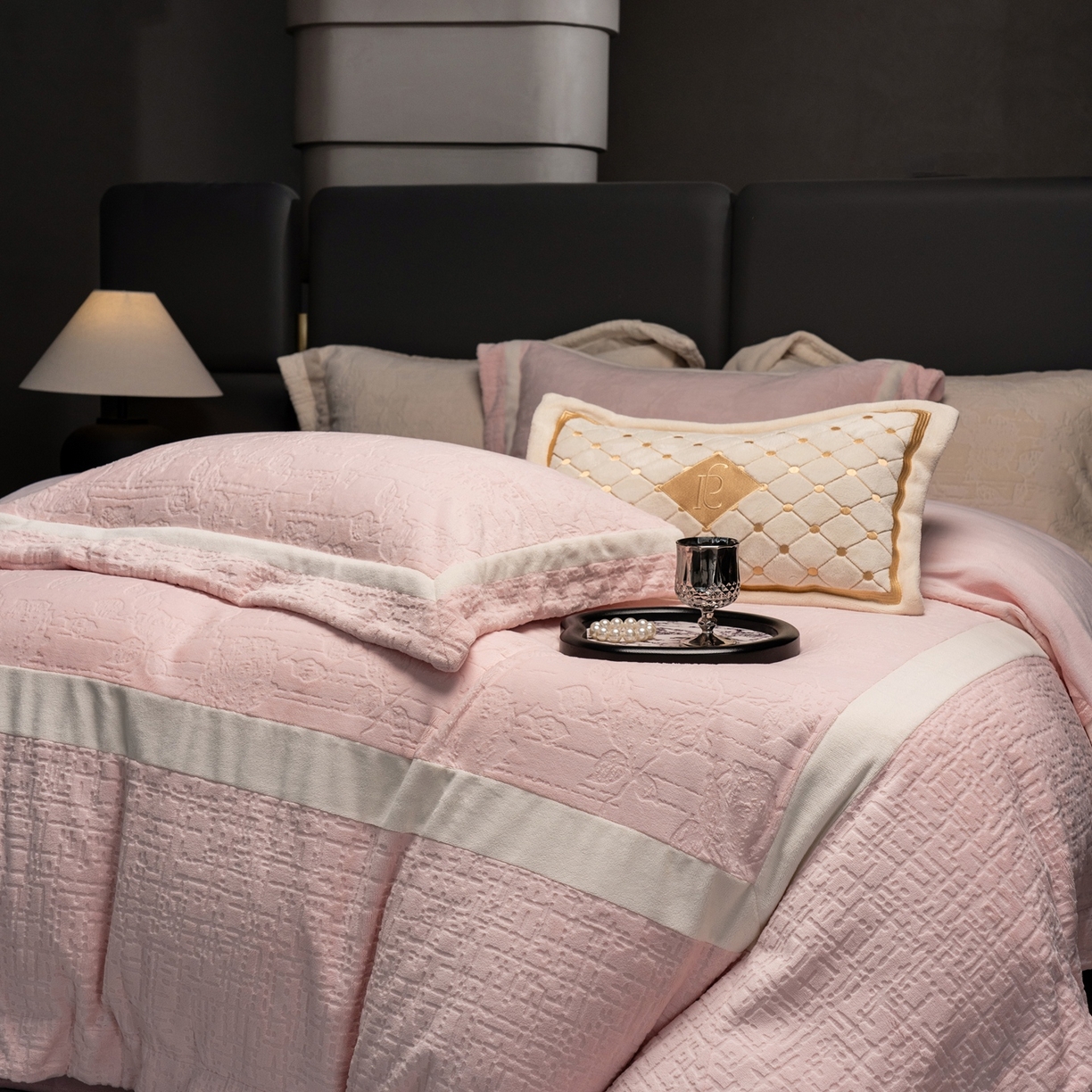 91家纺网 家纺一手货源 找家纺 （总）瑞雪家居 2025新款全消光雕花牛奶绒四件套-夕雾玫瑰