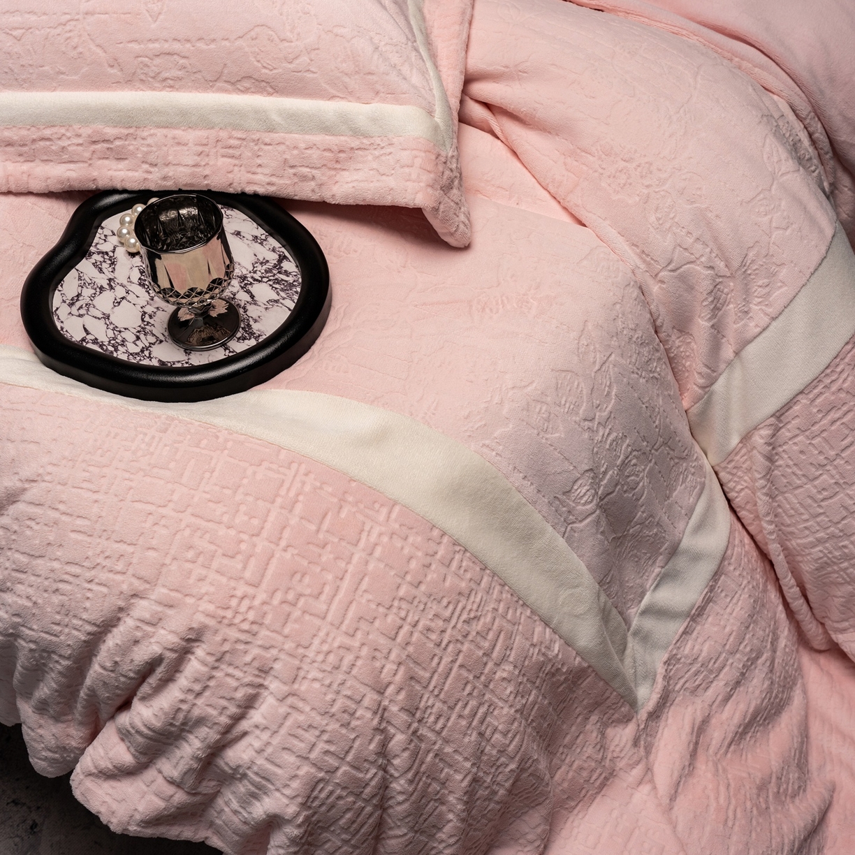 91家纺网 家纺一手货源 找家纺 （总）瑞雪家居 2025新款全消光雕花牛奶绒四件套-夕雾玫瑰