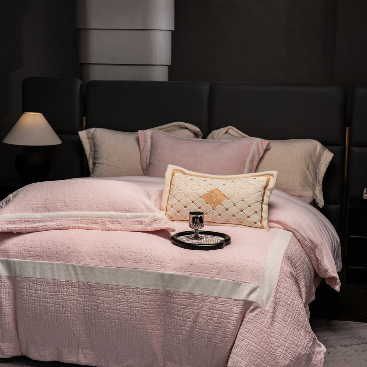 91家纺网 家纺一手货源 找家纺 （总）瑞雪家居 2025新款全消光雕花牛奶绒四件套-夕雾玫瑰