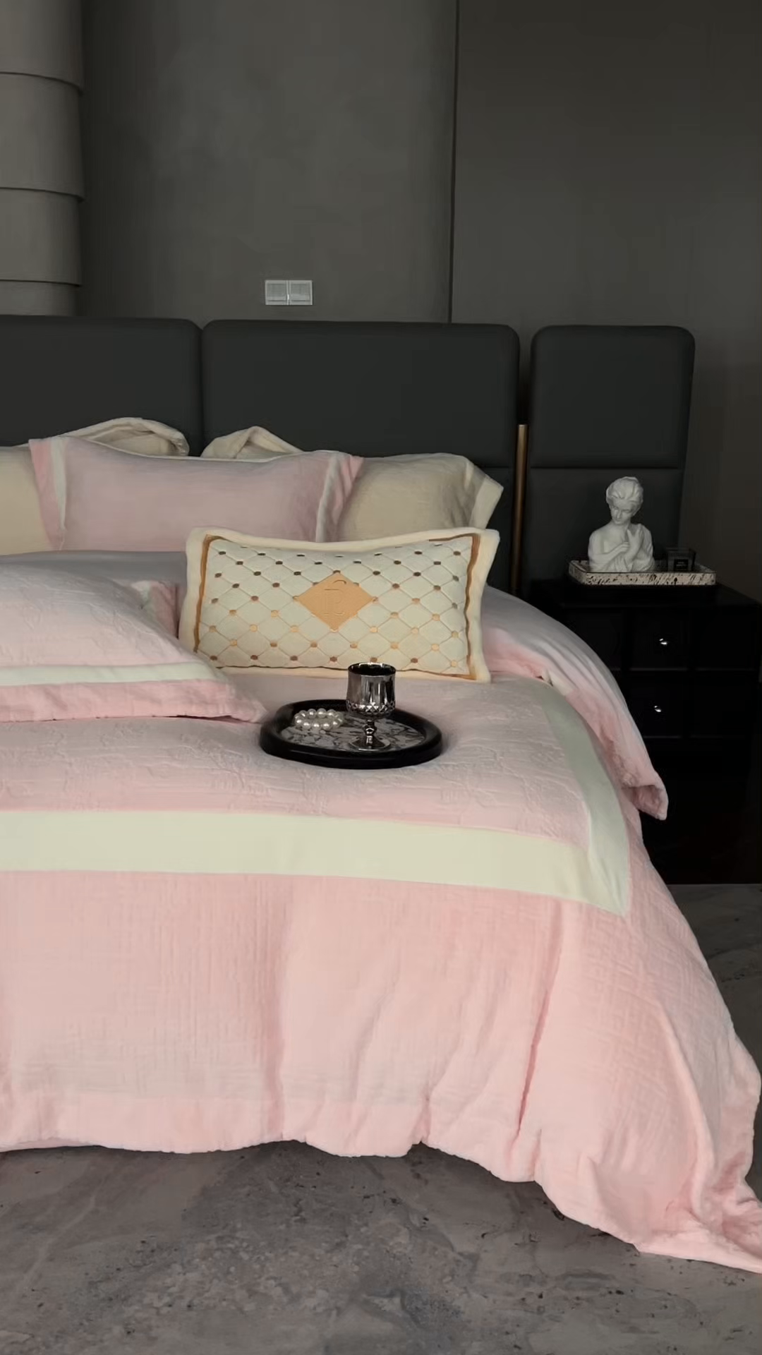 91家纺网 家纺一手货源 找家纺 （总）瑞雪家居 2025新款全消光雕花牛奶绒四件套-夕雾玫瑰