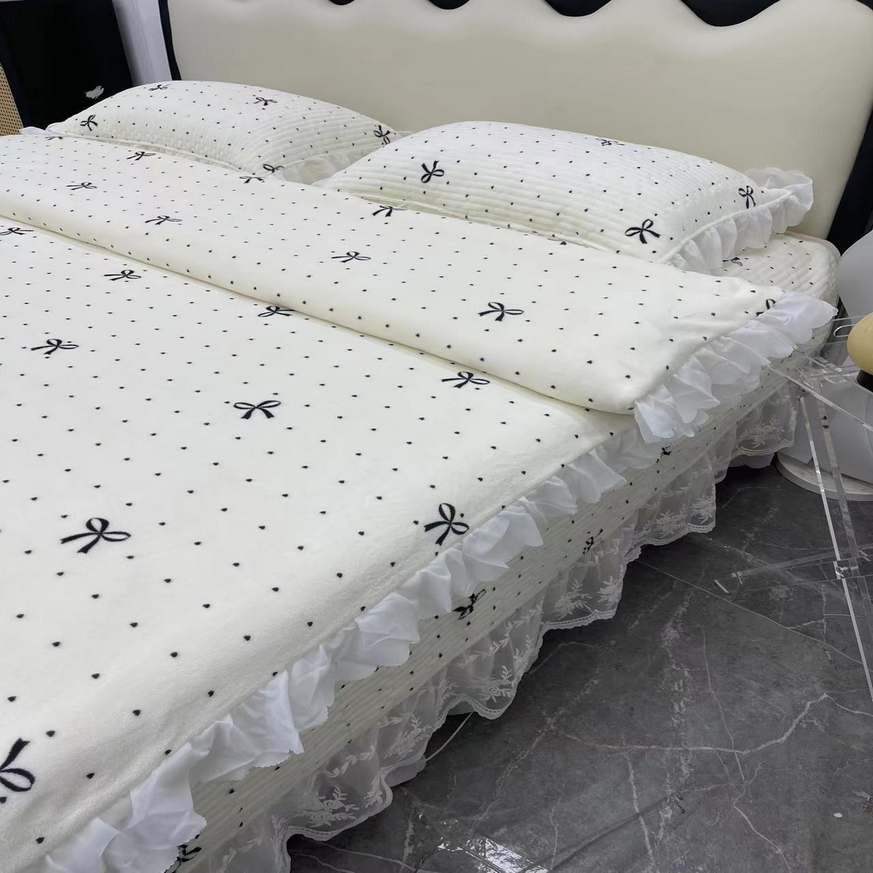 91家纺网 家纺一手货源 找家纺 禧瑞谷 2025新款冬季牛奶绒双层蕾丝花边床盖三件套床盖四件套 点点蝴蝶结